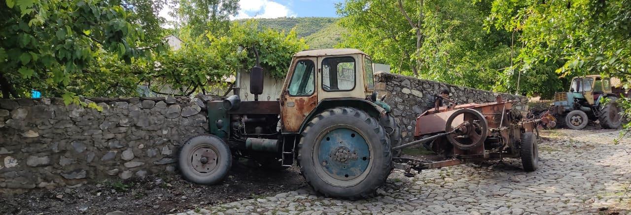 Şəkidə qəzaya düşməmək üçün özünü traktordan atan sürücü ölüb