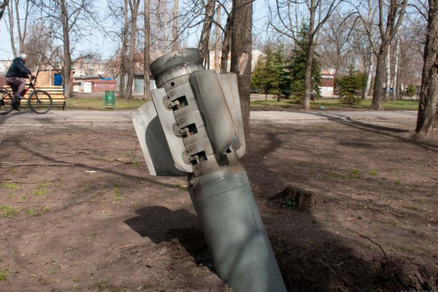 Ukraynada yaşayış məntəqələri raket atəşinə tutub: Dağıntılar altında qalan insanların axtarışı aparılır