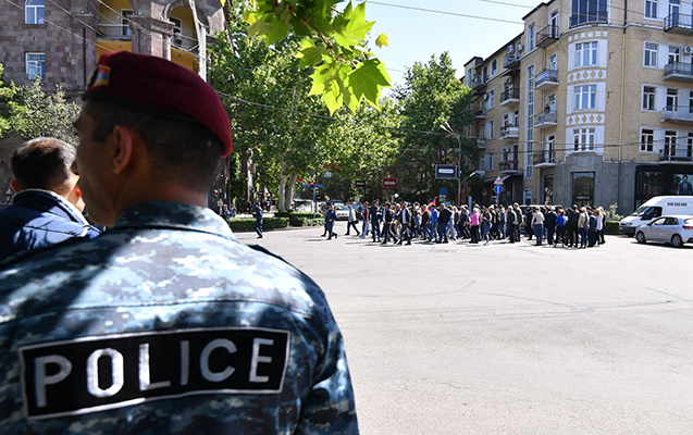 Ermənistanda etirazçılar Gürcüstana gedən yolu bağladılar