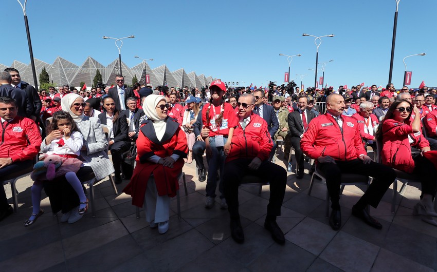 İlham Əliyev və Rəcəb Tayyib Ərdoğan Azərbaycan və Türkiyə təyyarələrinin nümunəvi çıxışlarını izləyirlər