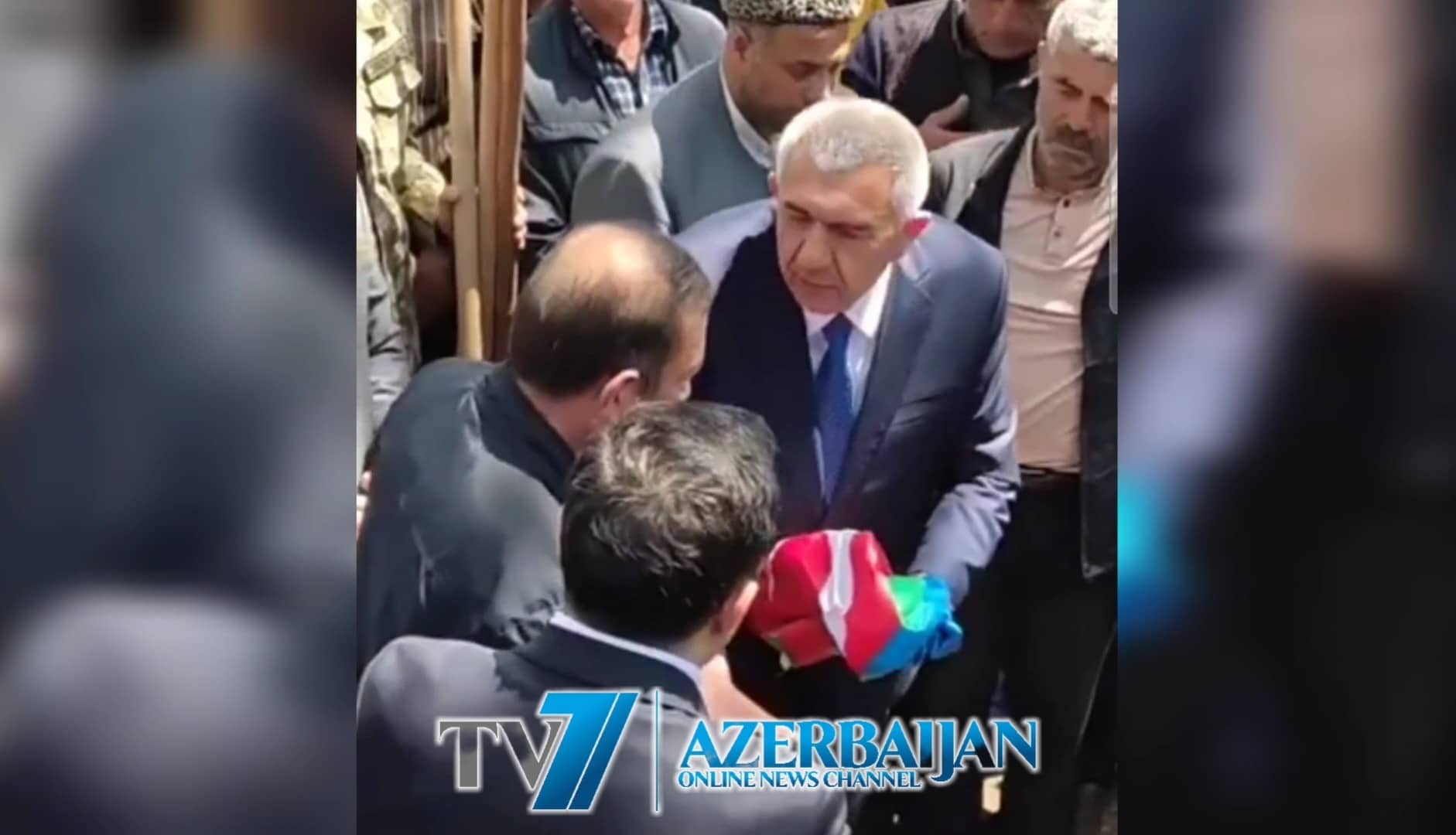 Tovuz icra başçısı bayrağı əzib, büküb şəhid atasına verdi, sosial şəbəkə ayağa qalxdı (VİDEO)