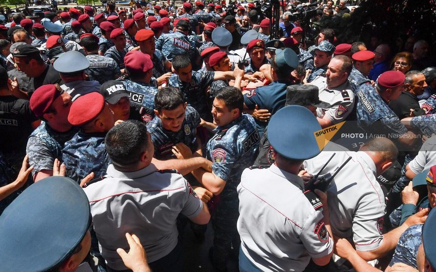 На акции протеста в Ереване пострадали четыре человека