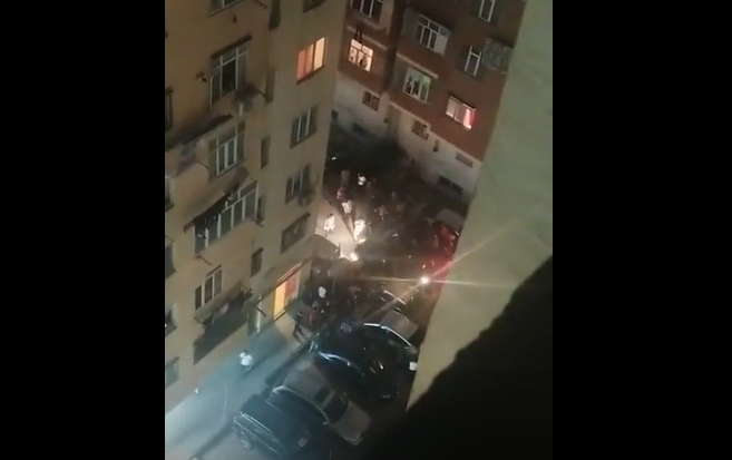 Azərbaycanda kişi həyətdə arvadının boğazını kəsib öldürdü