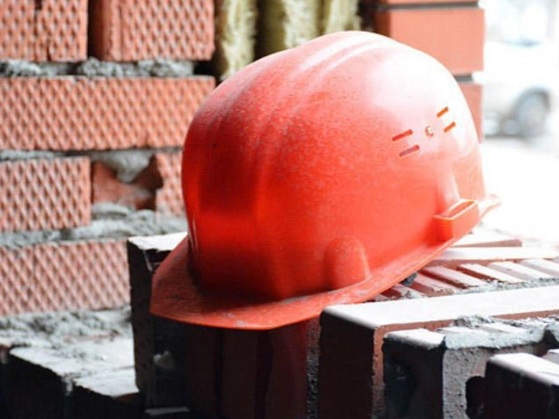 Nərimanovda tikintidə işləyən usta 5-ci mərtəbədən yıxılaraq ölüb