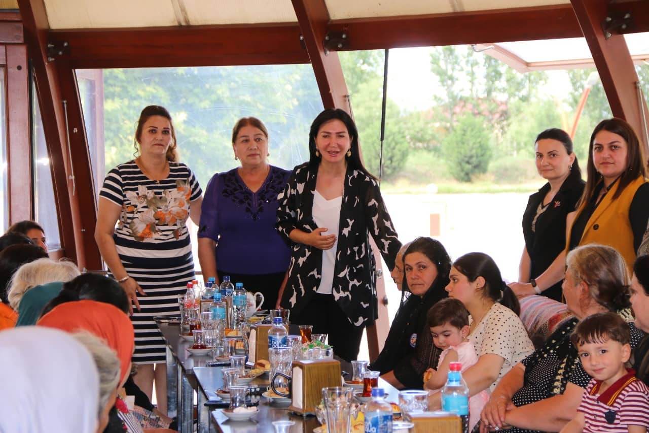 Bərdə Regional Mədəniyyət İdarəsinin rəisi Vəsilə Möhsümova şəhid övladları üçün keçirilən bayram tədbirində iştirak edib