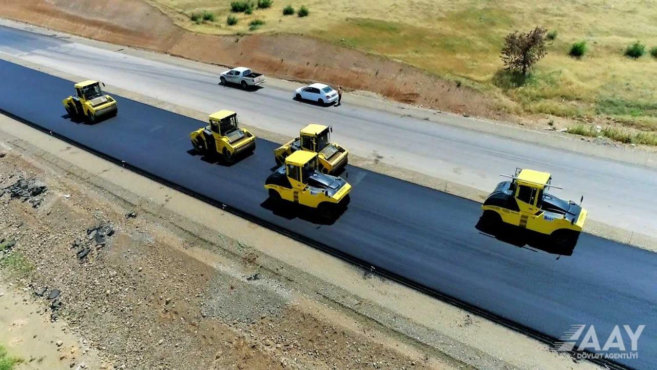 Şükürbəyli-Cəbrayıl-Hadrut yolunun 14 km hissəsində asfalt örtüyünün döşənməsi yekunlaşır