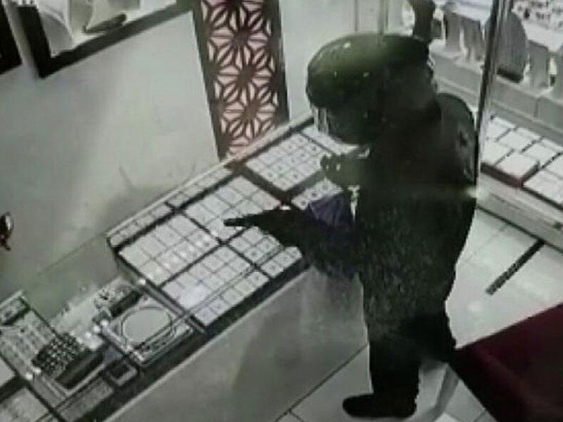 Satıcını silahla hədələyərək zərgərlik mağazasında quldurluq etdi - ANBAAN VİDEO