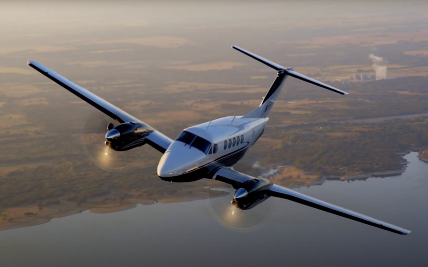 В Китае легкомоторный самолет упал на дом, есть погибший и раненые