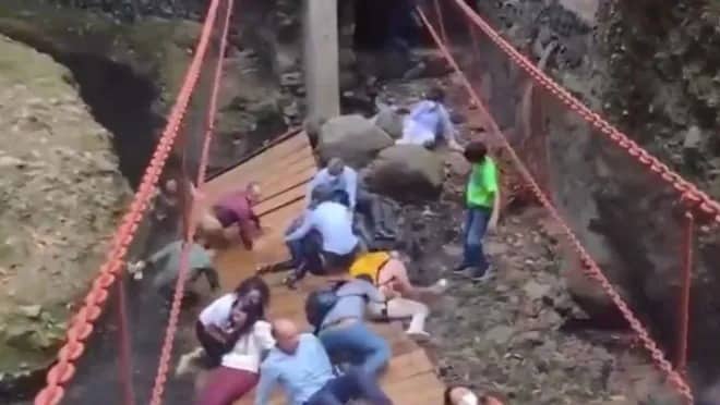 Meksikada açılış mərasimində körpü uçdu: Bələdiyyə sədri və onlarla adam yaralandı