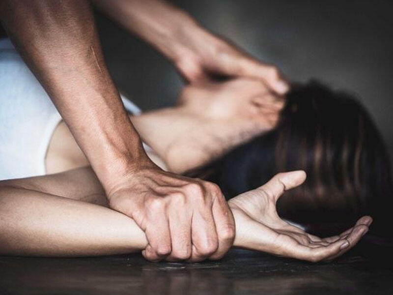 Rusiyalı zorlayıb öldürdüyü qızın cəsədi üzərinə beton tökdü - VİDEO