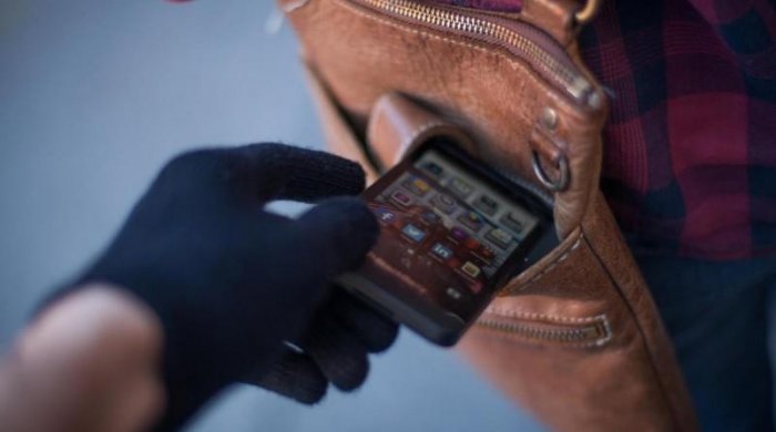 Bakı metrosunda qadının cibindən telefonu oğurlanıb