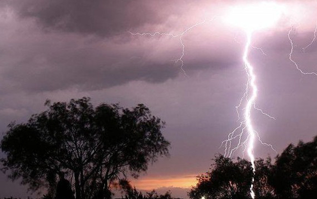 Əlindəki bidona ildırım düşən kişi öldü
