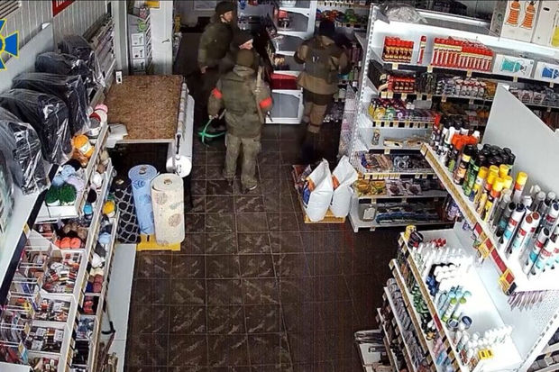 Rusiya hərbçiləri mağazanın qapılarını sındırıb qarət həyata keçirdilər