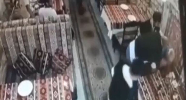 Bakıda kişi restoranda yeməkdən boğuldu - HADİSƏ ANI
