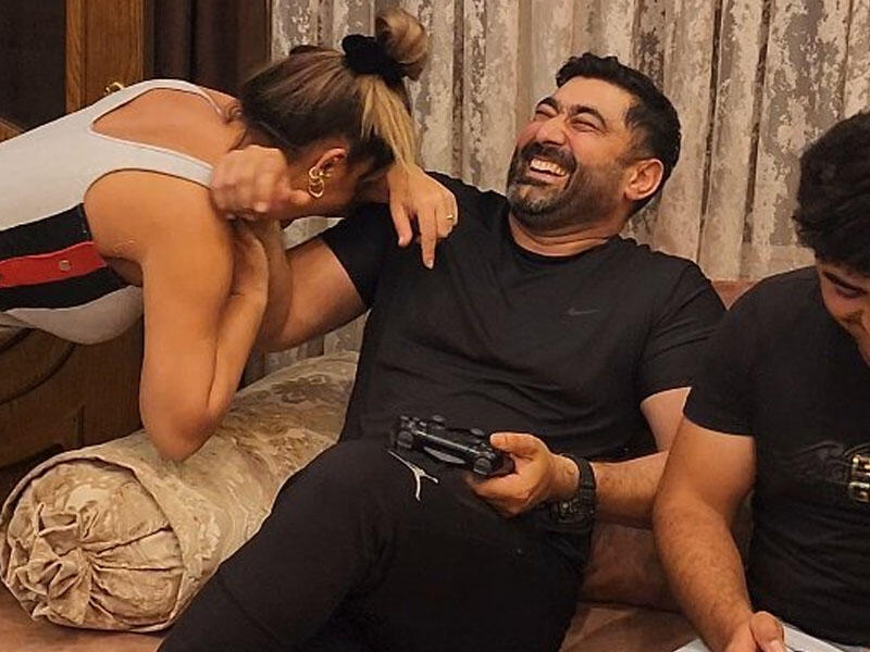 Təranə Qumralın qızı ilə əri HƏMCİNSİ İLƏ intim görüntüləri yayılan şəxsi belə parodiya etdilər - VİDEO