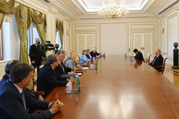 İlham Əliyev Nizami Gəncəvi Beynəlxalq Mərkəzinin rəsmilərini qəbul edib - FOTO