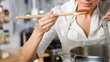 Mətbəxdə ofisiantla cinsi əlaqədə oldu