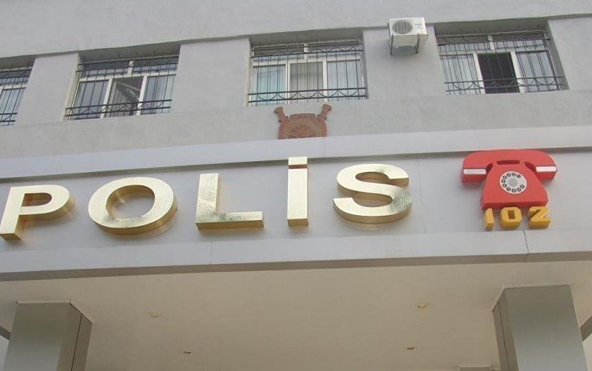 Başını polis bölməsinə çırpan şəxs 200 manat cərimə edildi