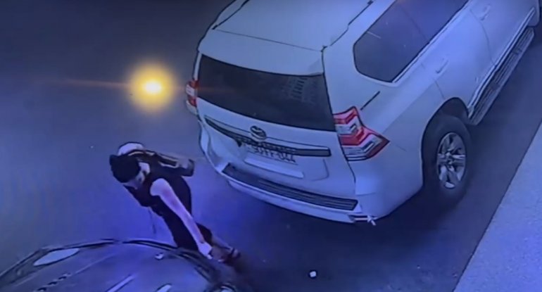 Bakıda qadın lüks avtomobili qəsdən cızdı - VİDEO