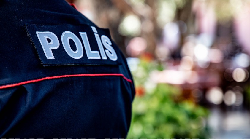 Bakıda polis intiharın qarşısını alıb, özü yaralanıb