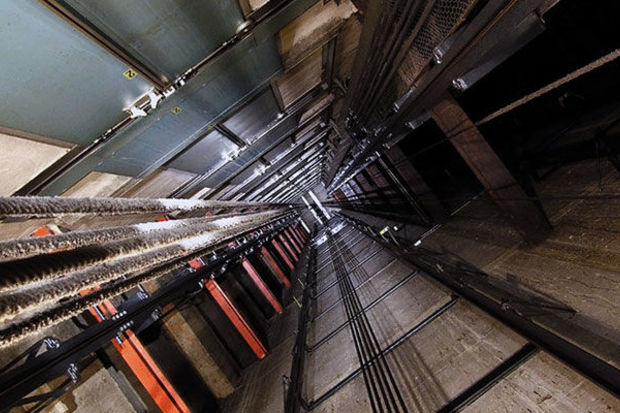 Bakıda çoxmərtəbəli binanın lifti qırıldı: Yaralılar var