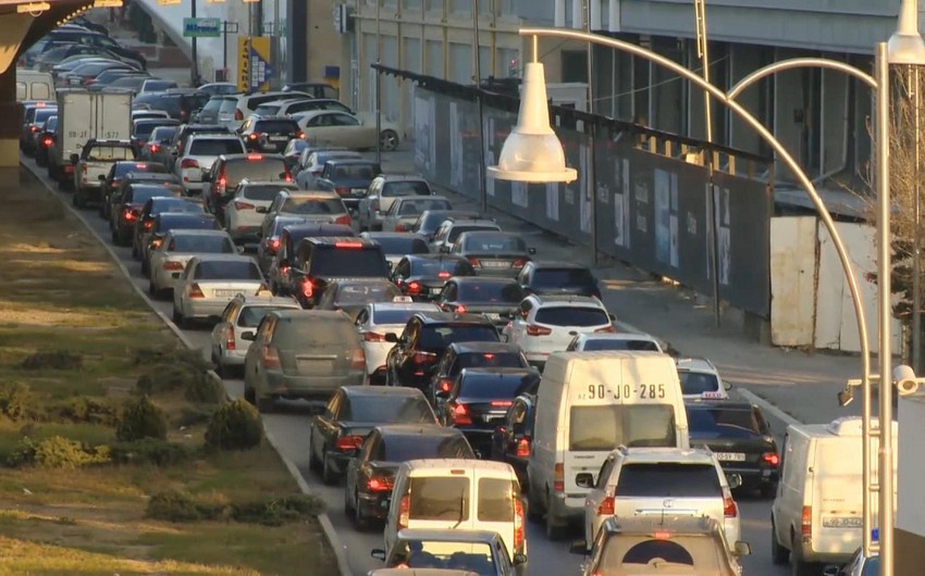 Bakının bir sıra yollarında nəqliyyatın sıxlığı müşahidə edilir - SİYAHI