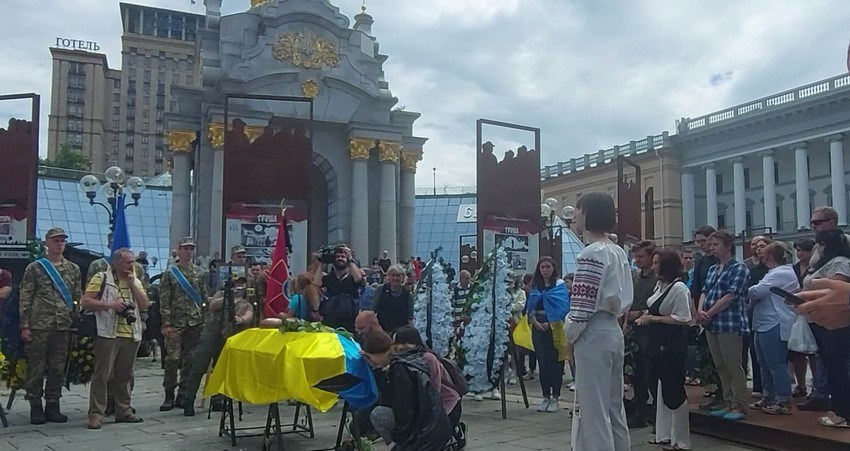 Ukraynalılar həlak olan hərbçi ilə vidalaşıb