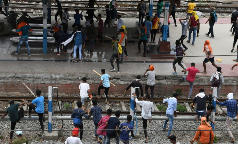 Hindistanda hərbi islahatlara etiraz olaraq qatarları yandırıblar