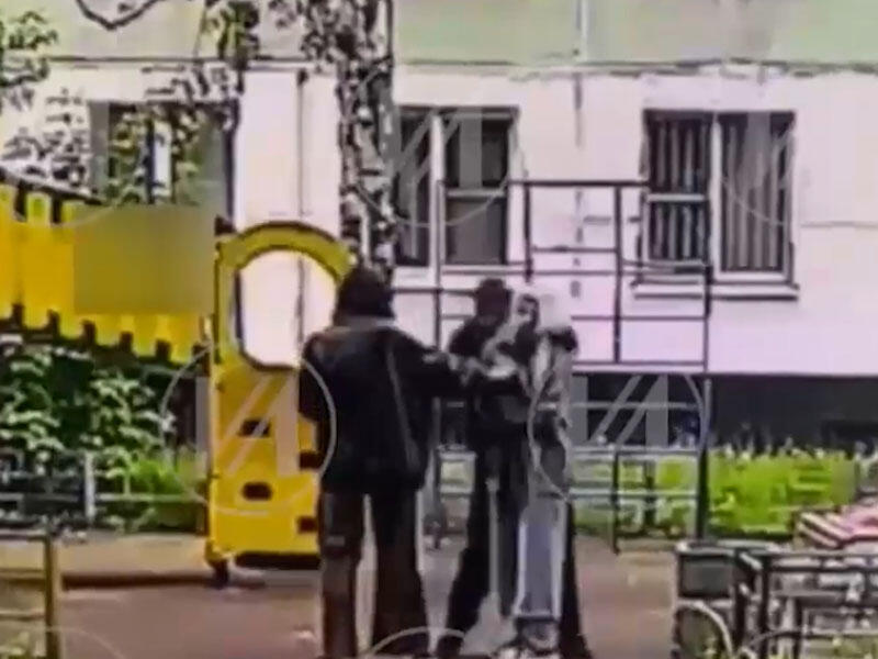 Parkda qızı soyundurub öpmək istədi - Anbaan VİDEO