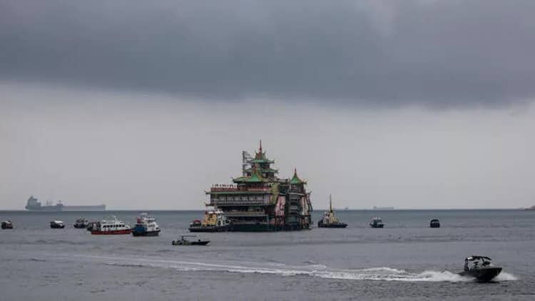 Honq-Konqun simvolu olan üzən restoran dənizində batıb