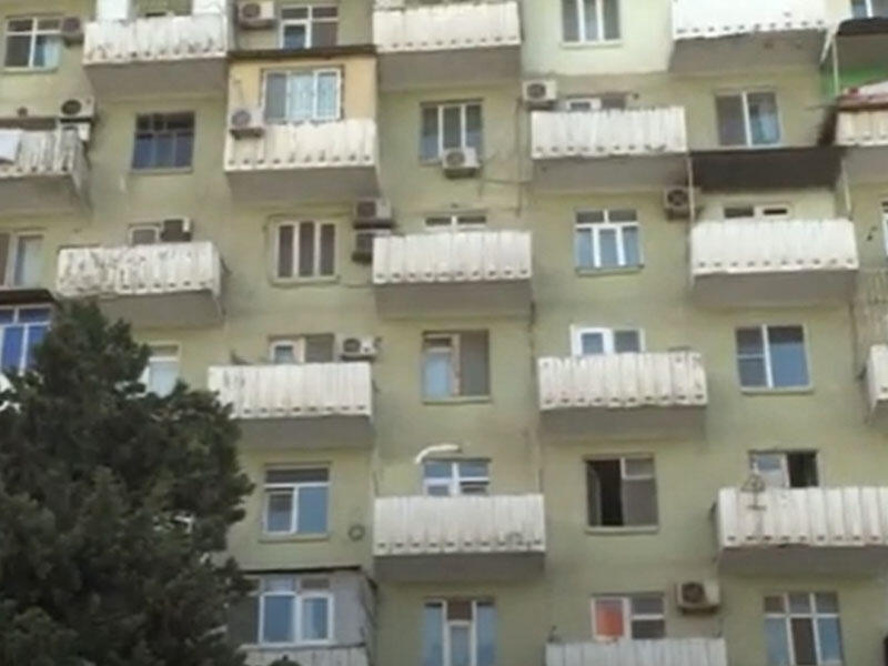 Bakıda ana övladına görə özünü 7-ci mərtəbədən atdı - Ətraflı VİDEOda