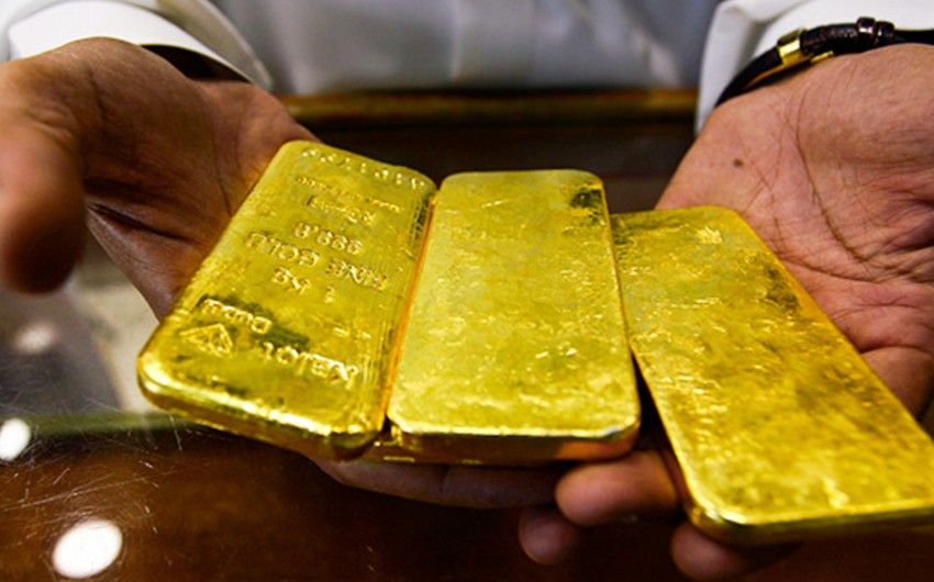 Фьючерсы на золото подешевели в ожидании новостей от ФРС США