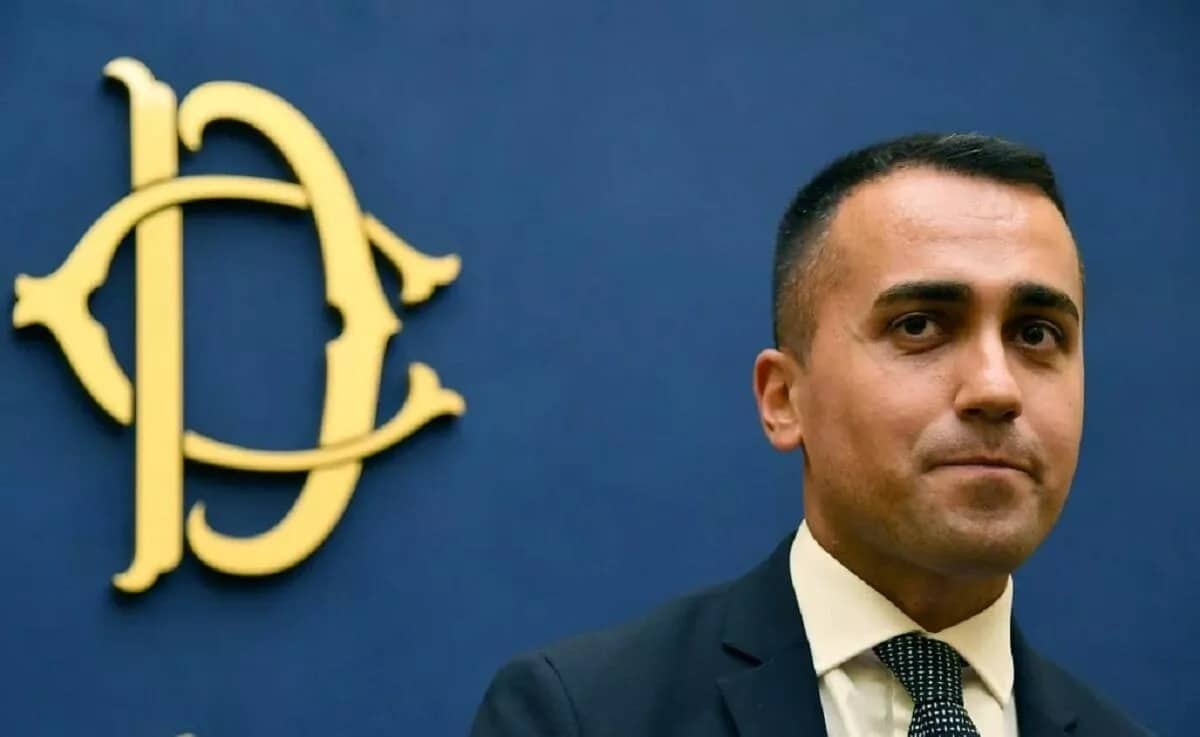 İtaliyanın xarici işlər naziri Di Maio partiyasını tərk etdiyini açıqlayıb