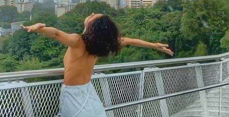 Xaricdə istirahət edən azərbaycanlı məşhurun lüt görüntüləri yayıldı – ŞOK VİDEO