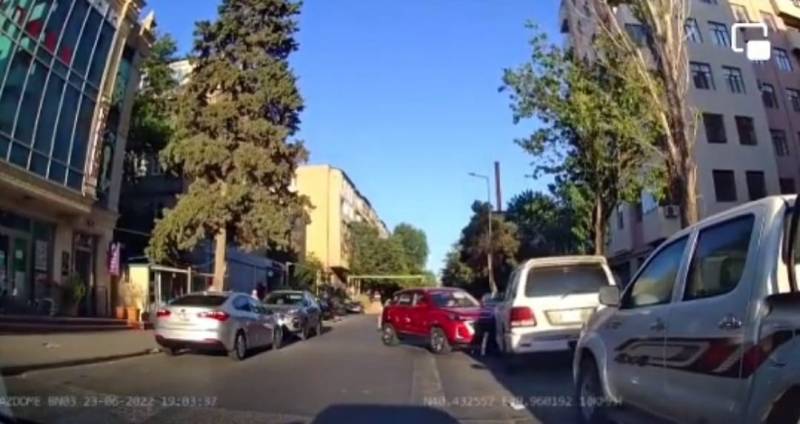 Bakıda qadın sürücü qəza törətdi - Bir neçə avtomobilə ziyan dəydi (ANBAAN VİDEO)