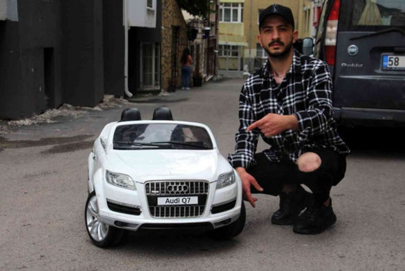 Oğurladığı oyuncaq maşını əldə daşıya bilməyən oğru minib sürərək apardı -VİDEO