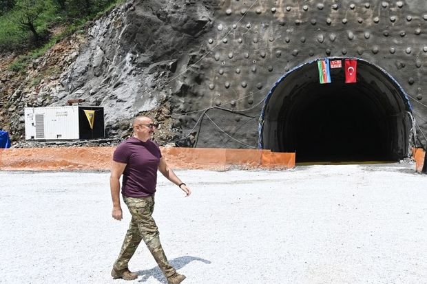 İlham Əliyev Kəlbəcər-Laçın avtomobil yolunun inşası ilə tanış olub - FOTO