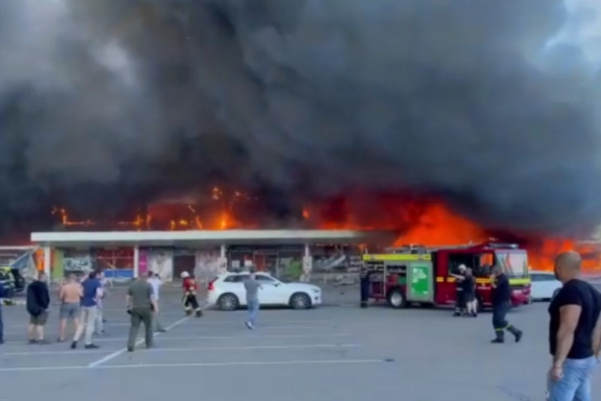 Ukraynada alış-veriş mərkəzi raketlə vurulub