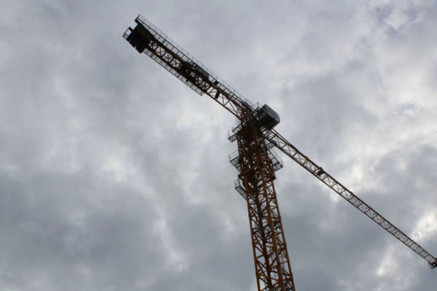 Rusiyada kabinəsində operatorun olduğu kran aşdı - ANBAAN VİDEO