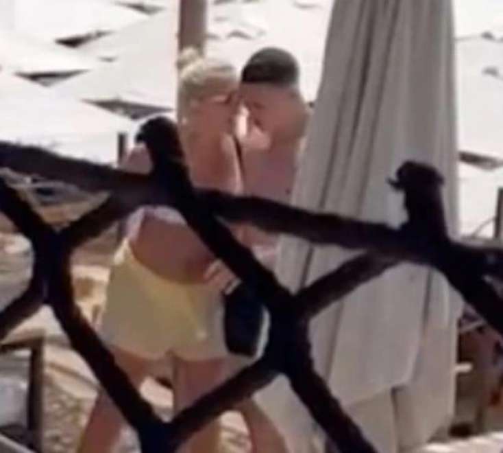 Məşhur futbolçu çimərlikdə rəzil oldu: 20 yaşlı sevgilisi ilə... - FOTOLAR