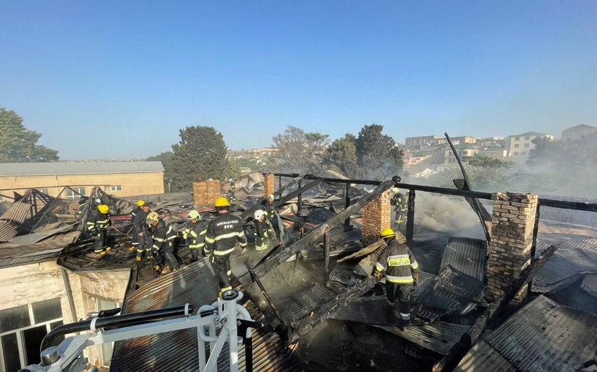 FHN: Məktəbdə yanğının söndürülməsinə güclü külək mane olur