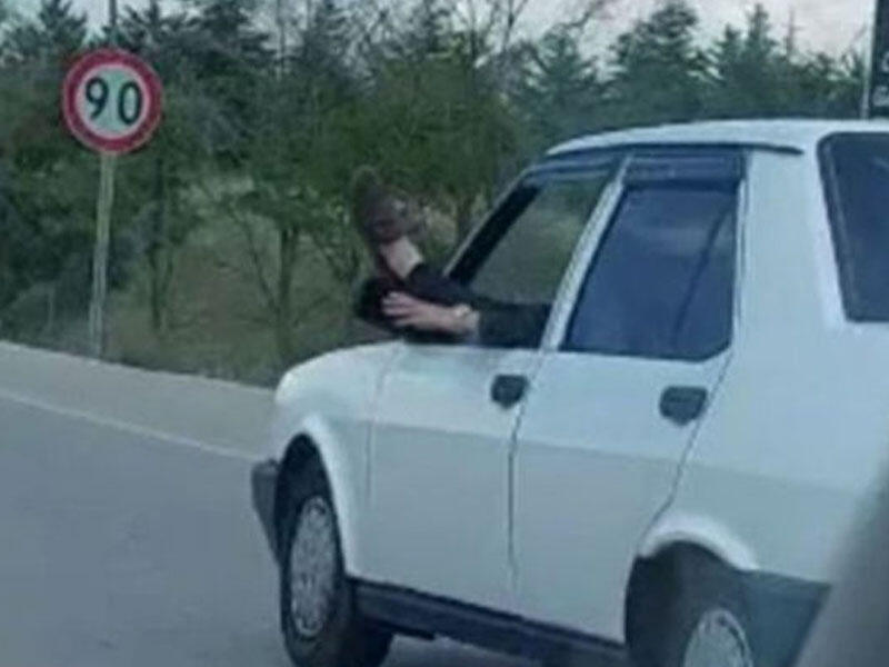 Ayağını pəncərədən çıxaran sürücü heç nə olmamış kimi yoluna davam etdi - VİDEO
