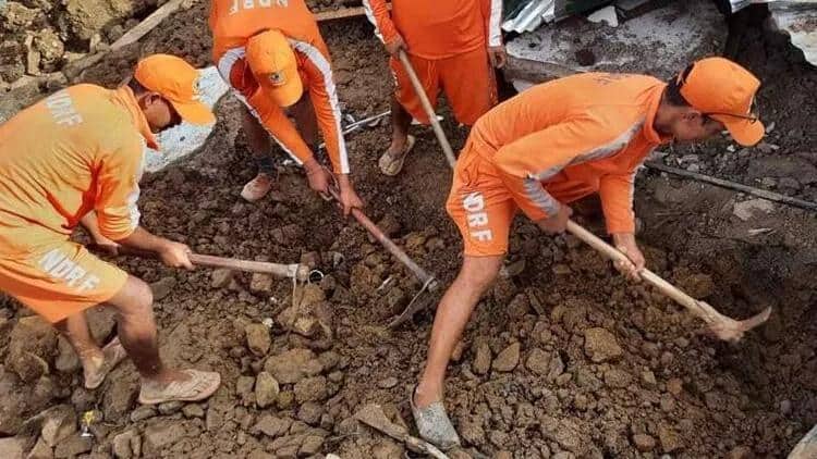 Hindistanda torpaq sürüşməsi fəlakətə səbəb olub: 7 ÖLÜ 
