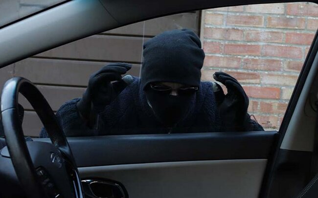 Azərbaycanda mikroavtobusdan 10 min manat oğurladılar