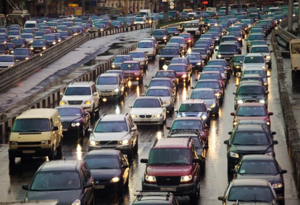 Bakıda iki küçədə avtomobillərin sıxlığı yaranıb