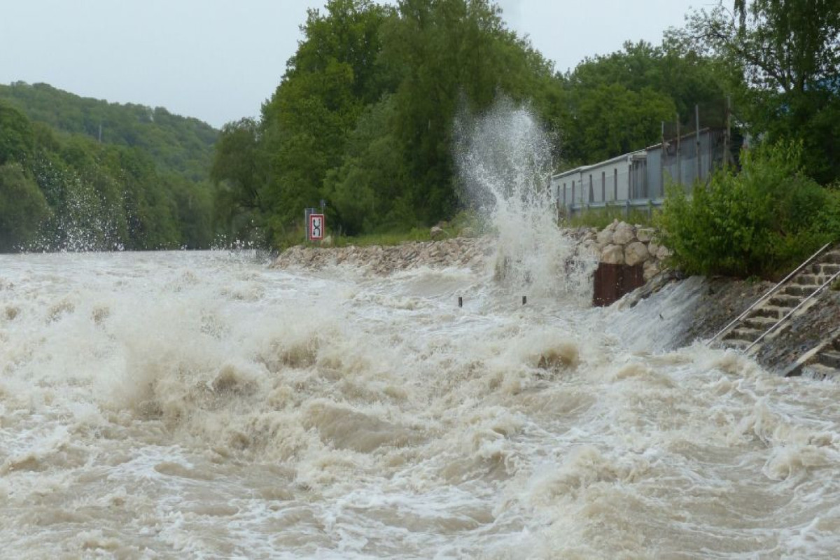 Bəzi kəndlərdən sel keçib, Şahdağa qar yağıb - FAKTİKİ HAVA