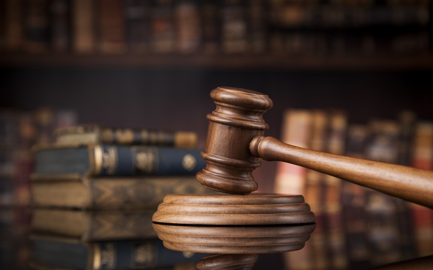 Ərini qətlə yetirməkdə təqsirləndirilən qadının məhkəməsi başlayıb