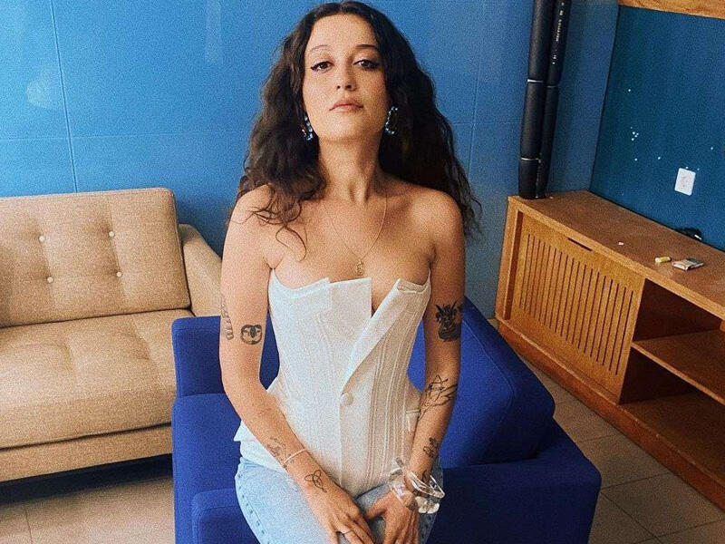 Müğənninin evinə oğru girdi