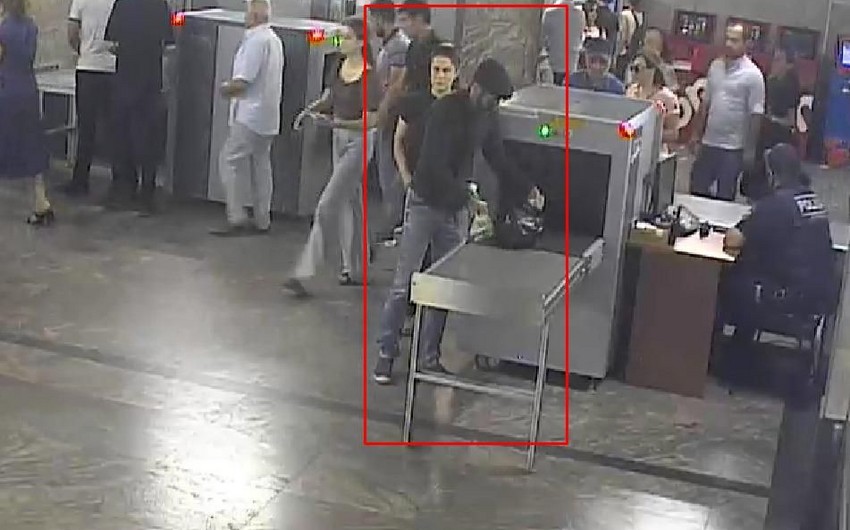 Metroda küt alətlə insanları hədələyən şəxs saxlanılıb