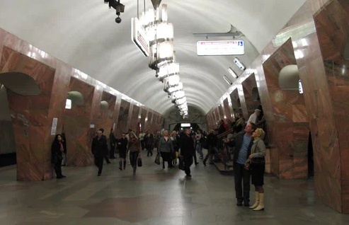 Qadın metroda uşaq dünyaya gətirib